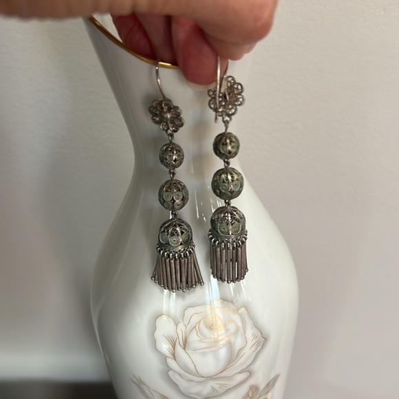 Silver vintage  beautifully detailed dangle earrings. - Picture 3 of 4